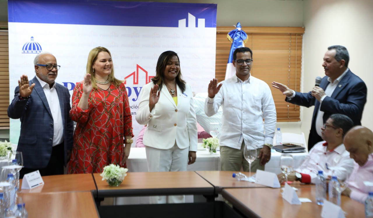 Porfirio Peralta Juramenta Nueva Directiva Comité Consultivo del Distrito Nacional